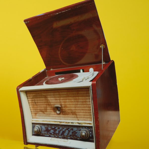 ציקי אייזנברג, אי המטמון, רדיו של שארלי, 2025, תצלום צבע